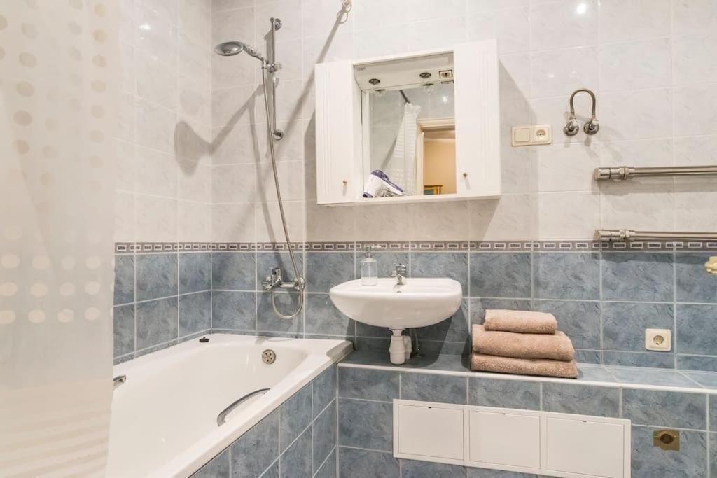Old Town Apartment Next To Saint Peter'S Church Riga Bagian luar foto